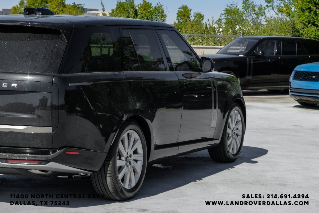 New 2027 Santorini Black Metallic Land Rover SE image 10