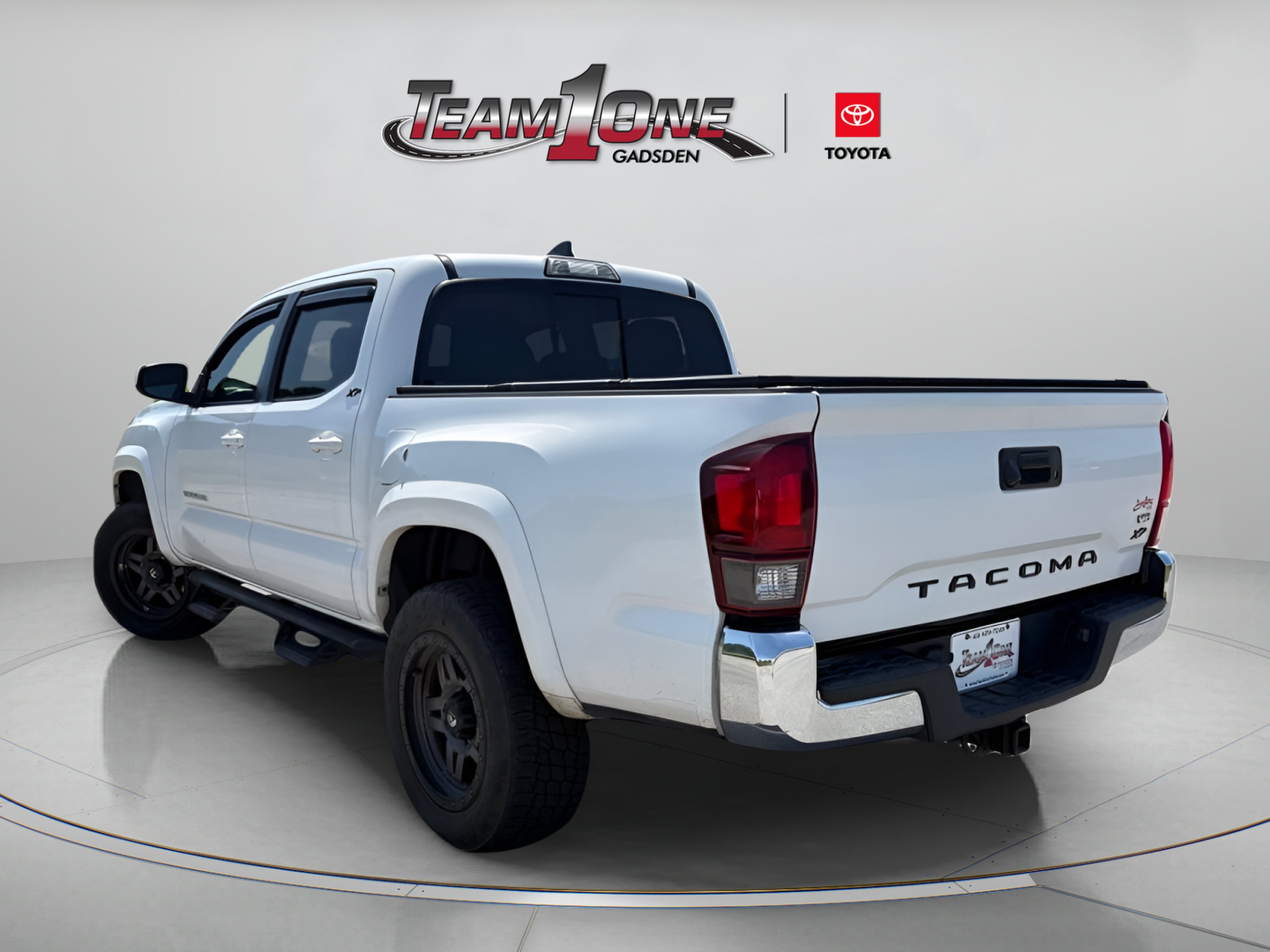 Used 2018 Super White Toyota SR5 image 7
