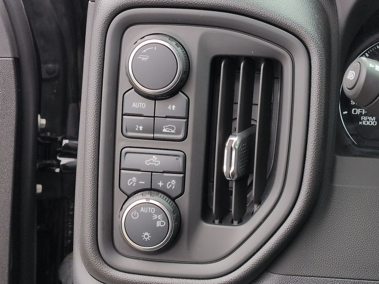 2024 Chevrolet Silverado 1500 Custom - Photo 18