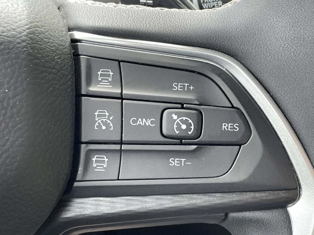 Used 2025 Silver Jeep Altitude image 31