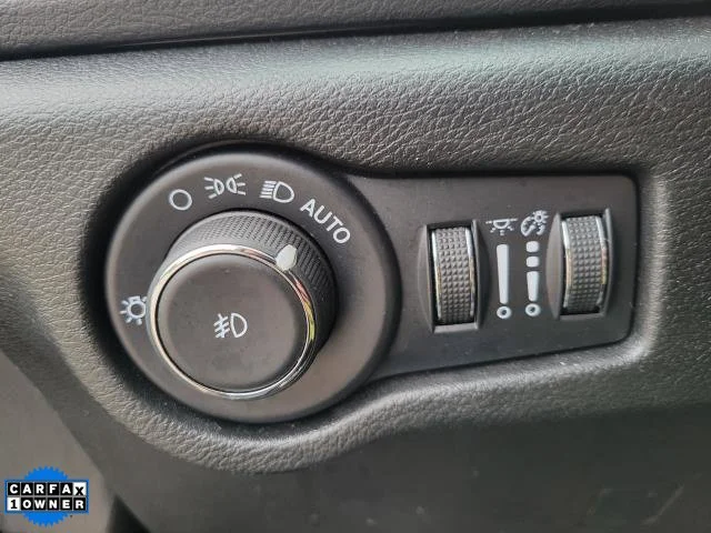 Used 2025 White Chrysler Select image 22