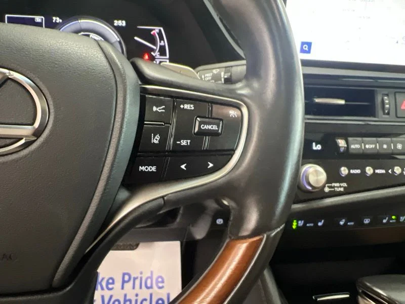 Used 2024 White Lexus 300h Luxury image 25