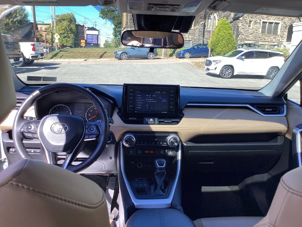 Used 2020  Toyota XLE Premium image 33