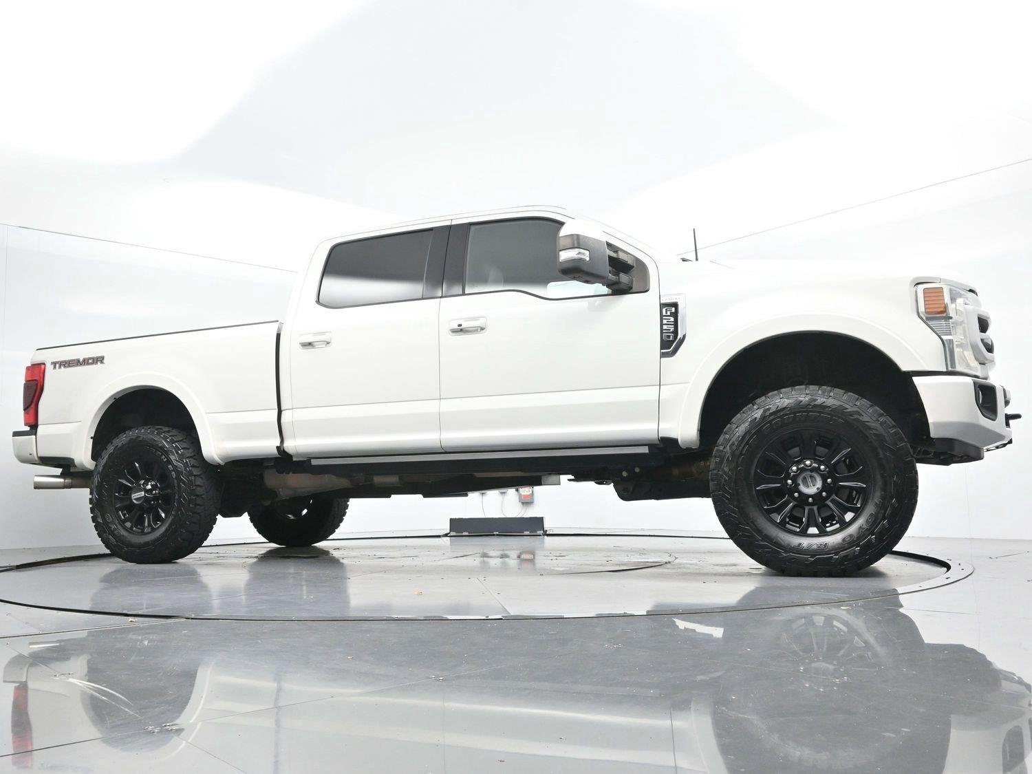 Used 2022 Star White Metallic Tri-Coat Ford LARIAT image 46