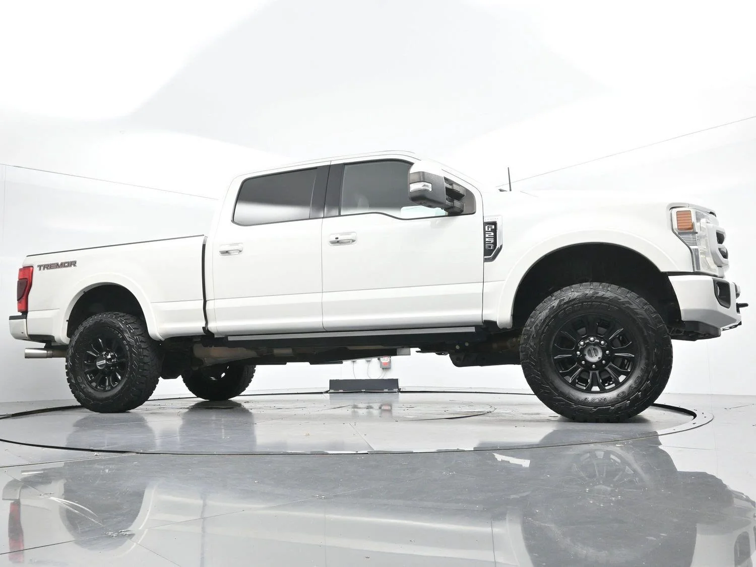 Used 2022 Star White Metallic Tri-Coat Ford LARIAT image 46