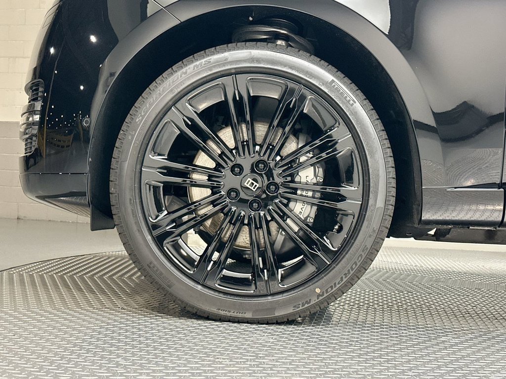 New 2027 Santorini Black Land Rover SE image 5