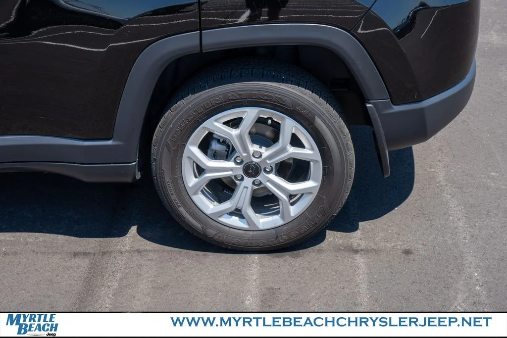 Used 2025 Diamond Black Crystal Pearlcoat Jeep Latitude image 12
