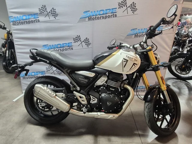 2026 Triumph Speed 400 Pearl Metallic White/Phantom Black Base