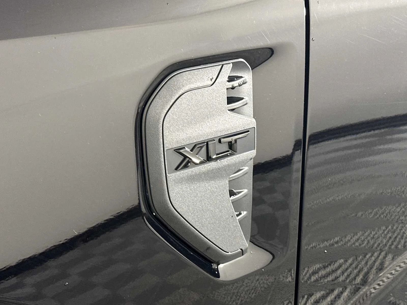 New 2025 Shadow Black Ford XLT image 14
