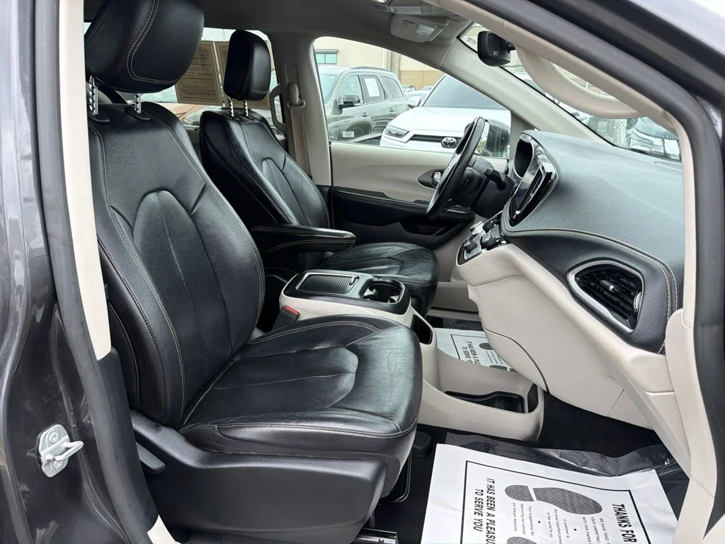 Used 2022 Gray Chrysler Touring L image 17