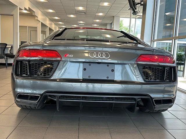 Used 2017 Daytona Gray Pearl Effect Audi V10 image 5