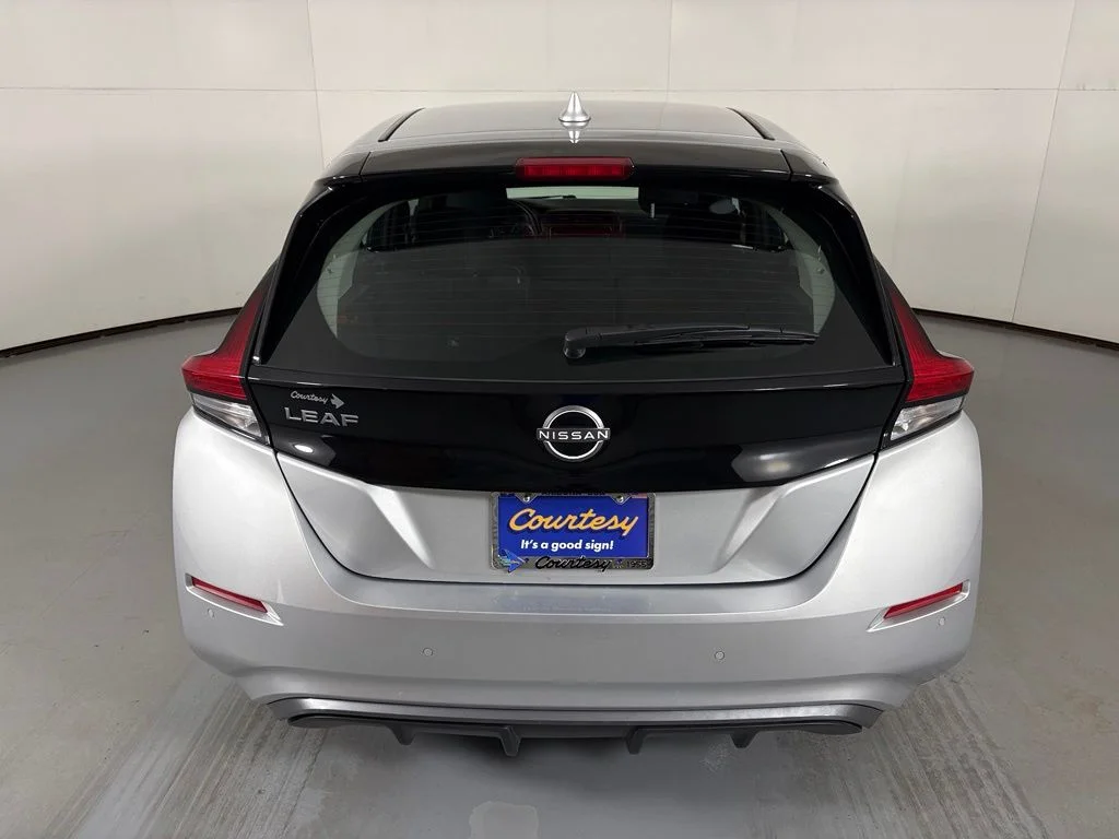 Used 2025 Silver Nissan S image 8