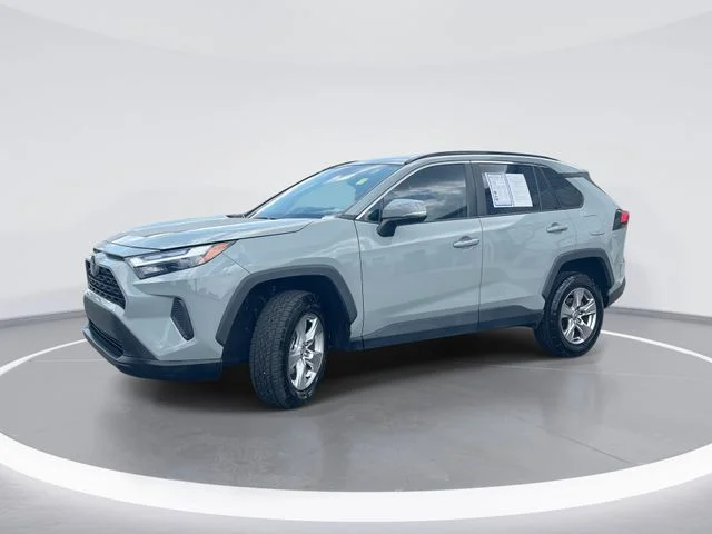 Used 2022  Toyota XLE image 1
