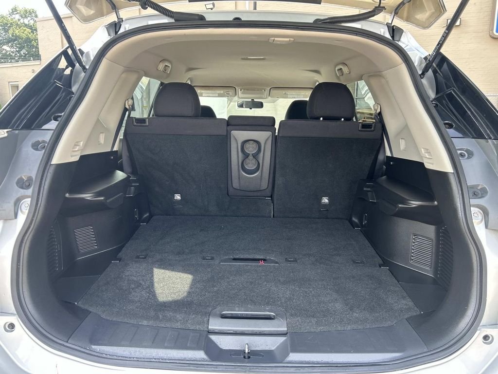 Used 2015 Silver Nissan SV image 11
