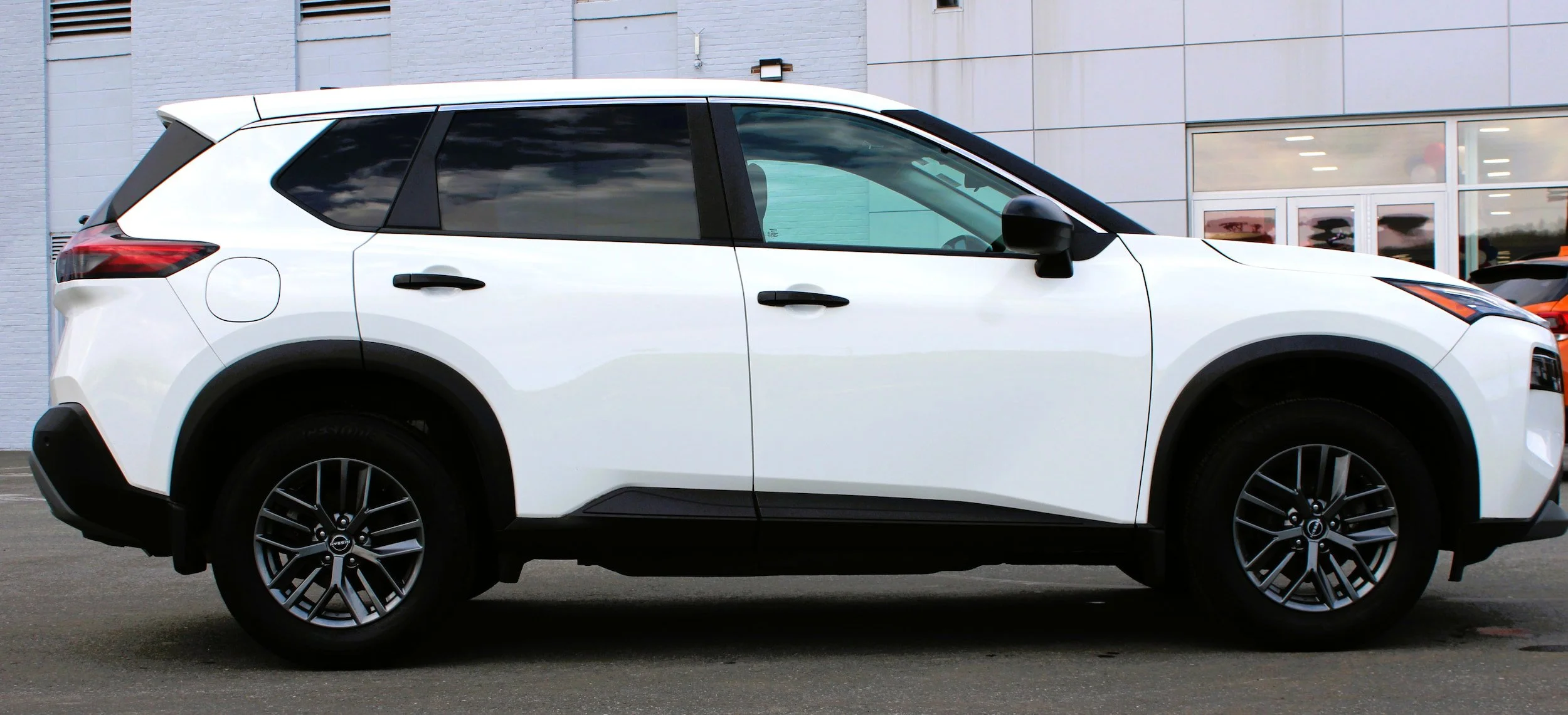 Used 2023 Glacier White Nissan S image 3
