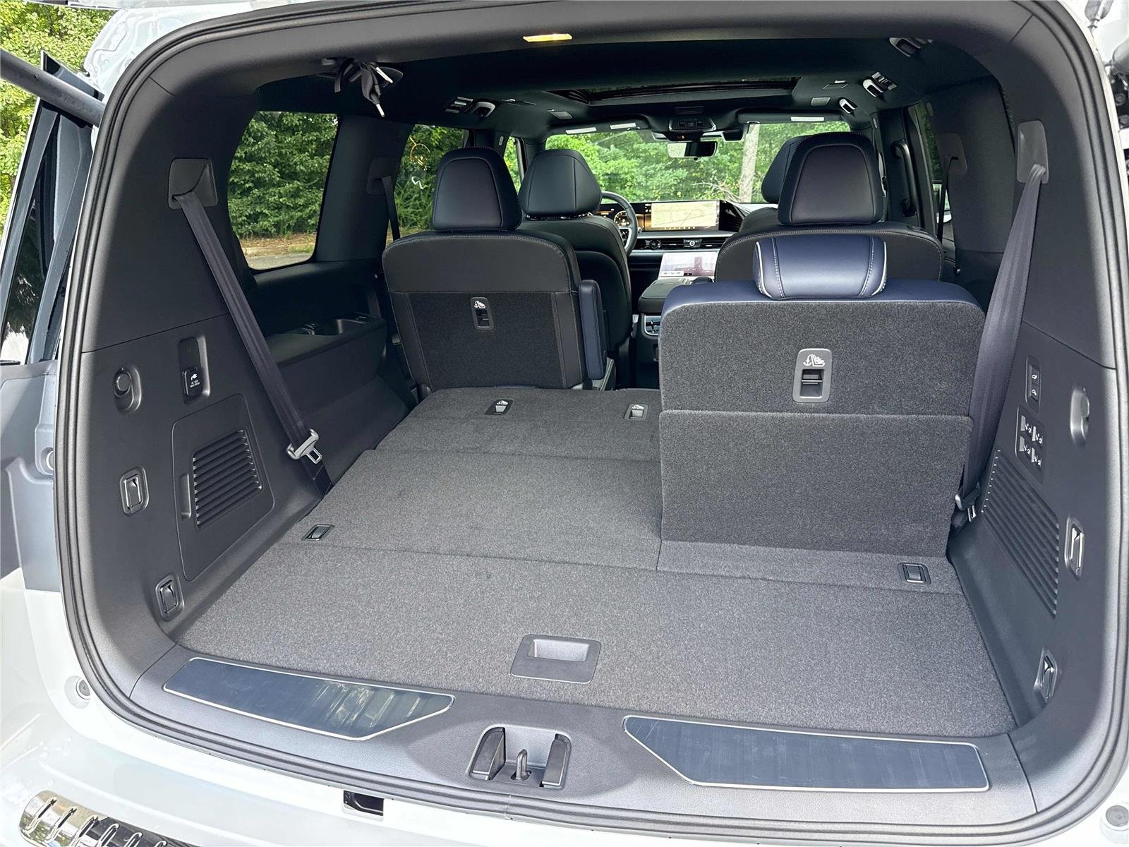 New 2027 RADIANT WHITE INFINITI Sport 4WD image 32