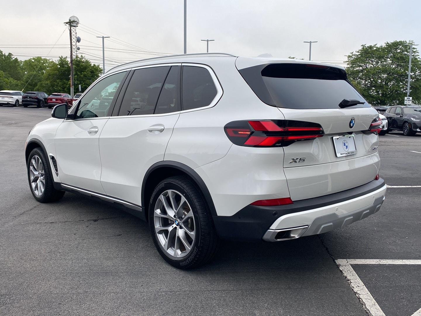 New 2026 Mineral White Metallic BMW xDrive40i image 9
