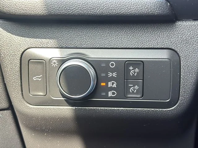Used 2022 Red Ford SE image 24