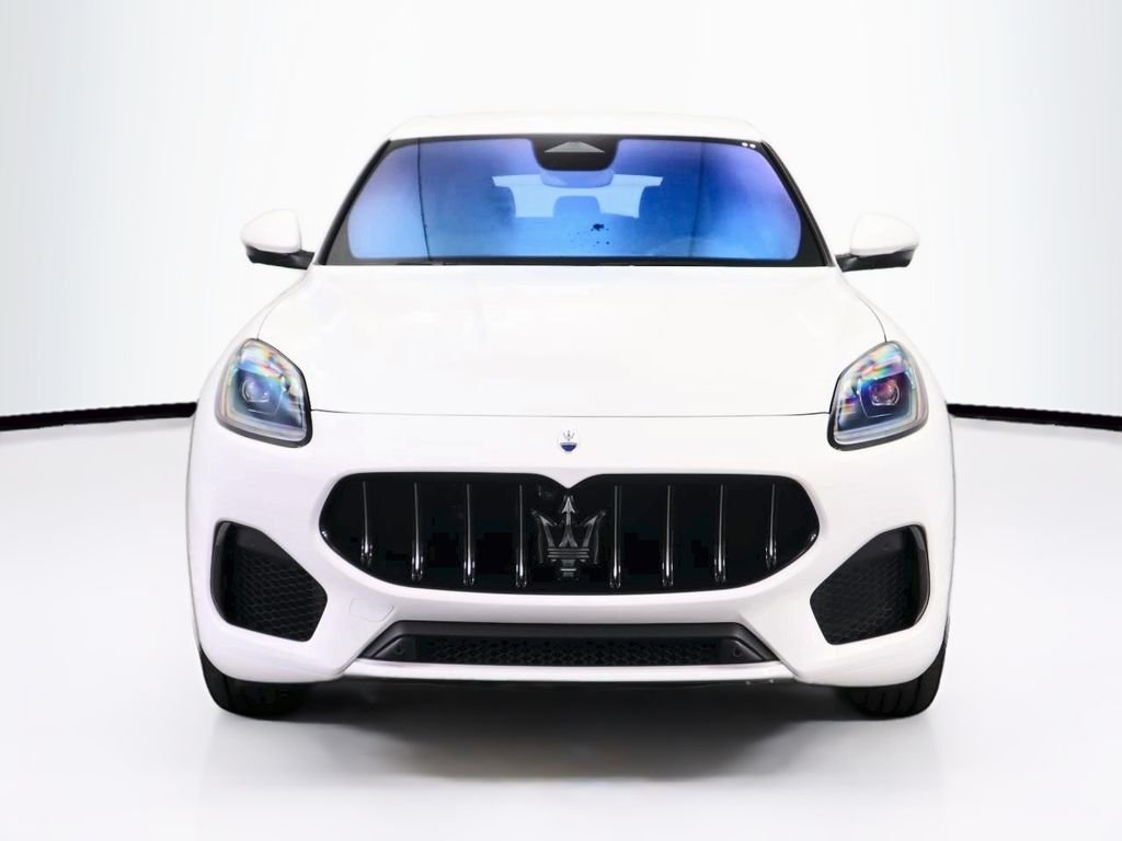 Used 2025 Bianco Astro Metallic Maserati Base image 2