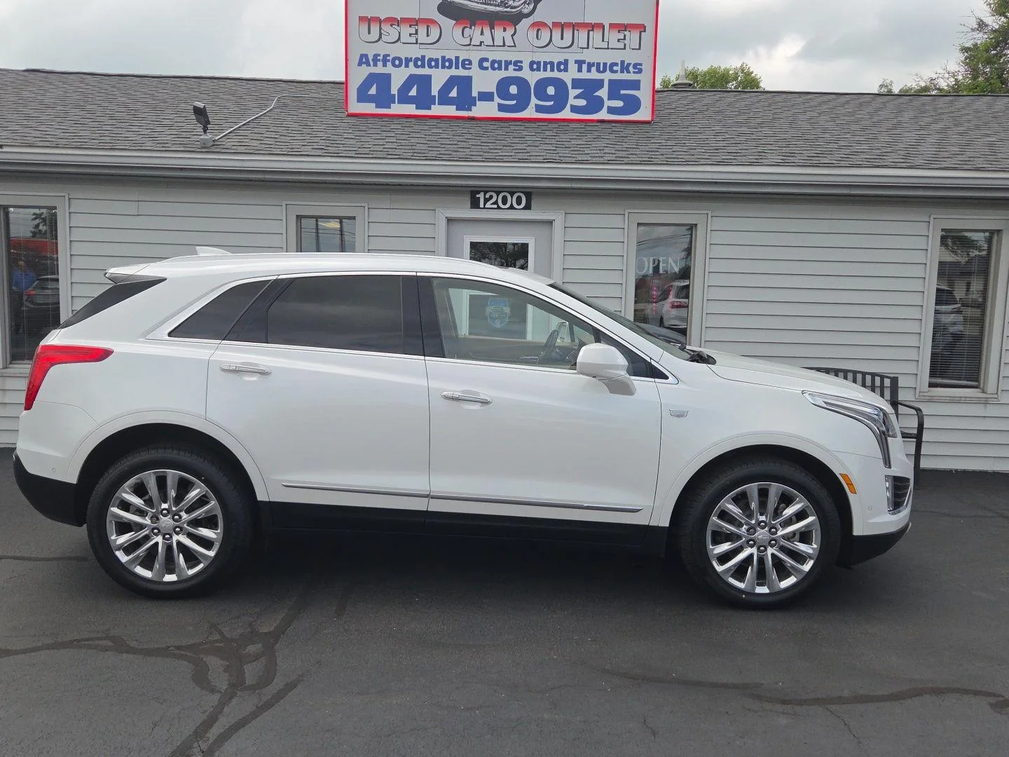 Used 2019 CRYSTAL WHITE TRICOAT Cadillac Platinum AWD image 2