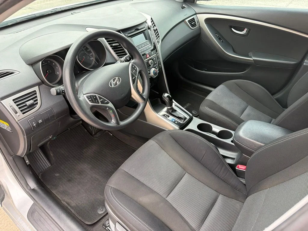 Used 2016 Silver Hyundai Base image 17