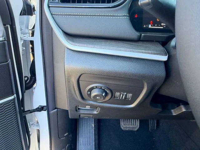 New 2026 Bright White Clear-Coat Exterior Paint Jeep Limited image 19