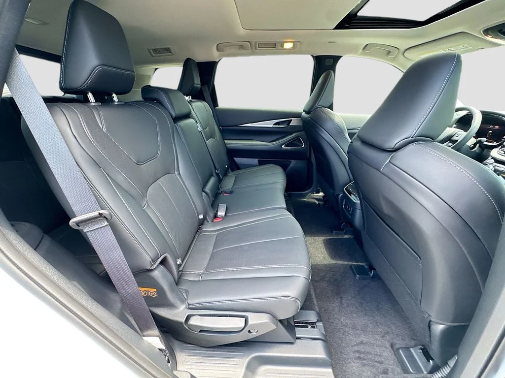New 2027 RADIANT WHITE INFINITI Luxe FWD image 30
