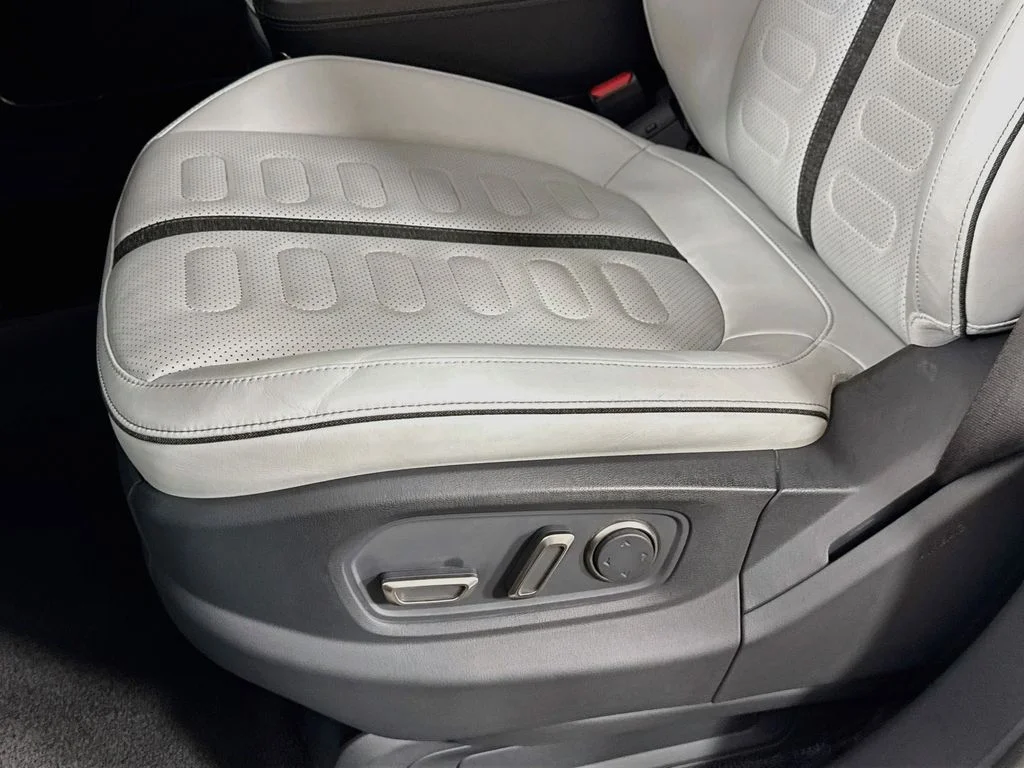 Used 2022 Glacier White Rivian Adventure image 23