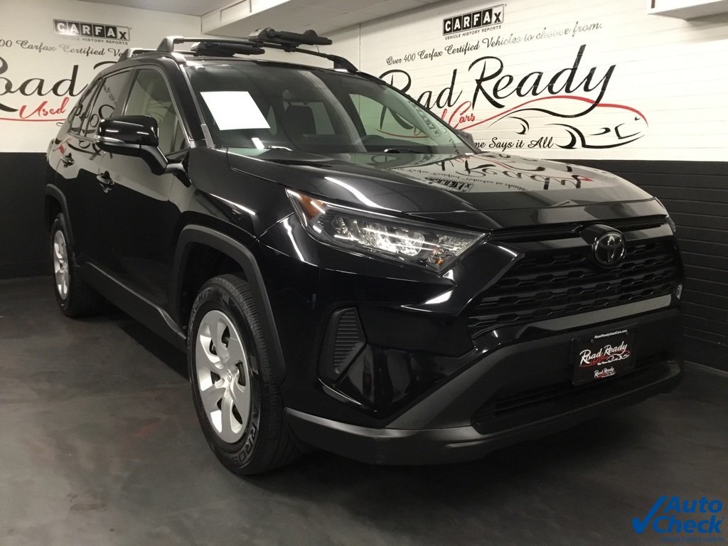 2019 Toyota RAV4 LE photo 3