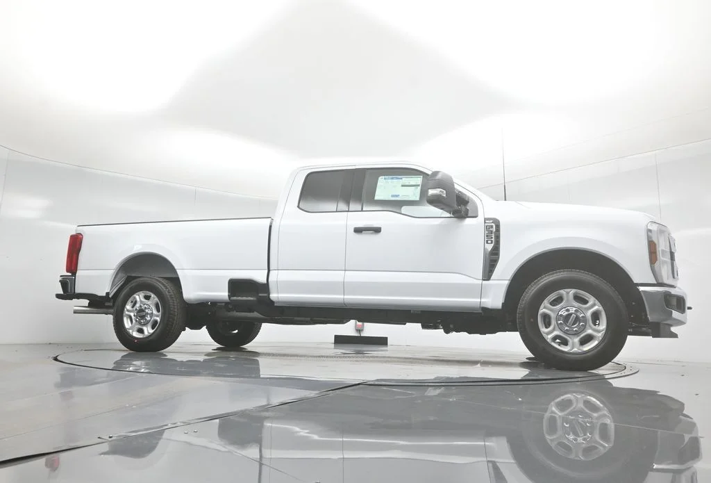 New 2026 Oxford White Ford XLT image 3