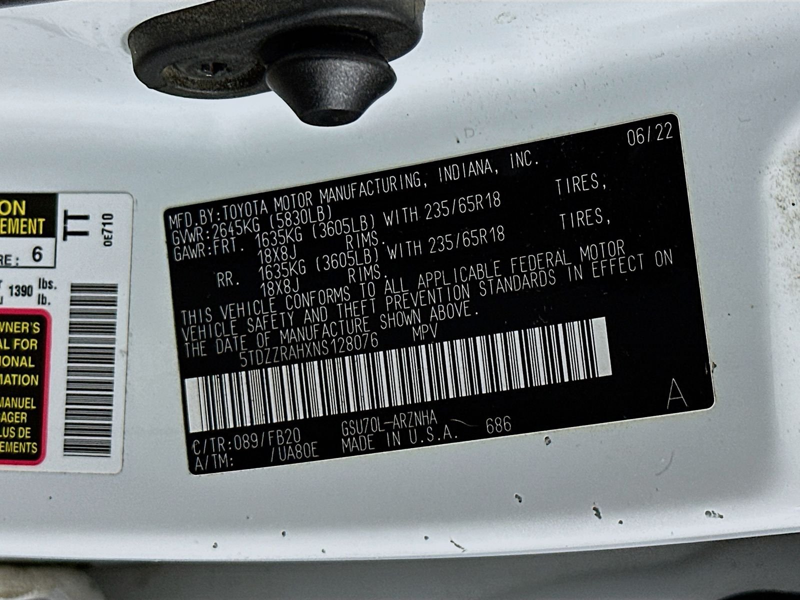 Used 2022 Pearl Toyota LE image 33