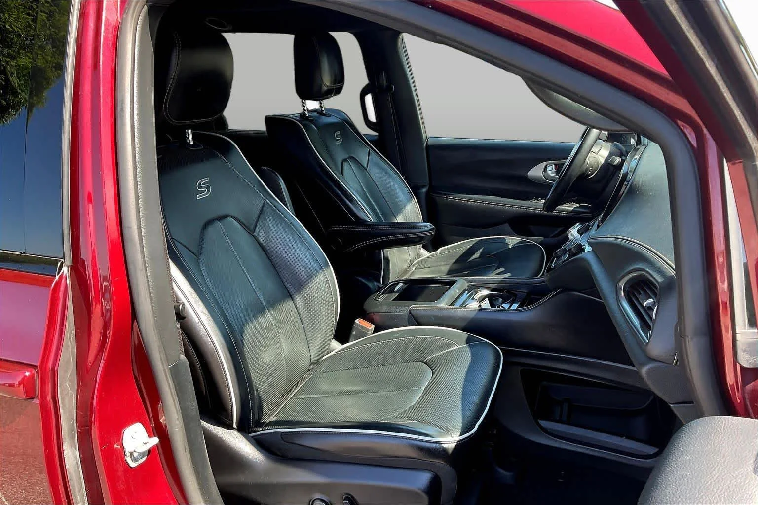 Used 2023 Velvet Red Pearlcoat Chrysler Limited image 9
