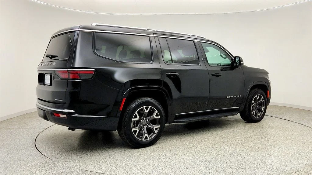 Used 2023 Diamond Black Crystal Pearlcoat Jeep Series III 4x4 w/ Convenience Group & Quadra-Lift Suspension image 5