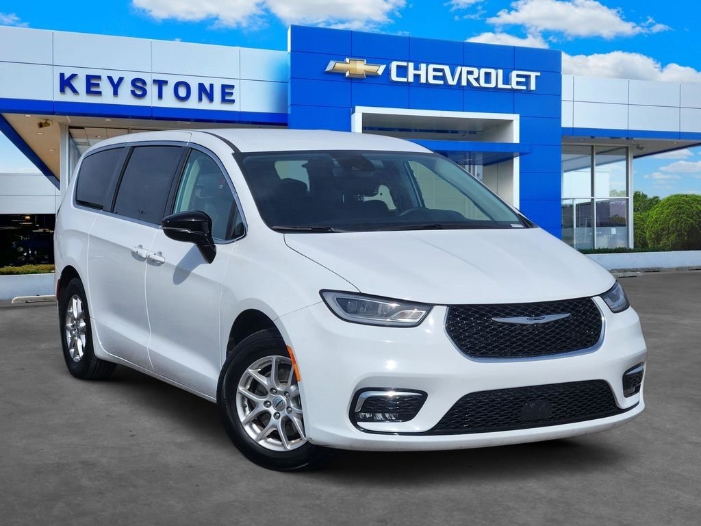 2024 Chrysler Pacifica Touring L's photo