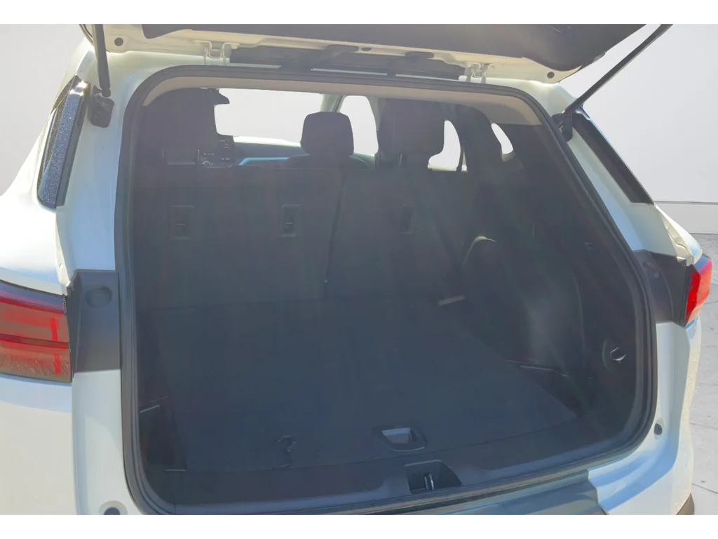 Used 2025 White Chevrolet LT image 19