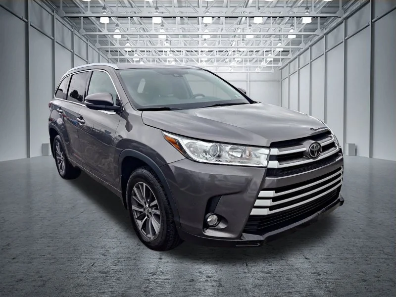 Used 2018 Silver Toyota XLE image 3