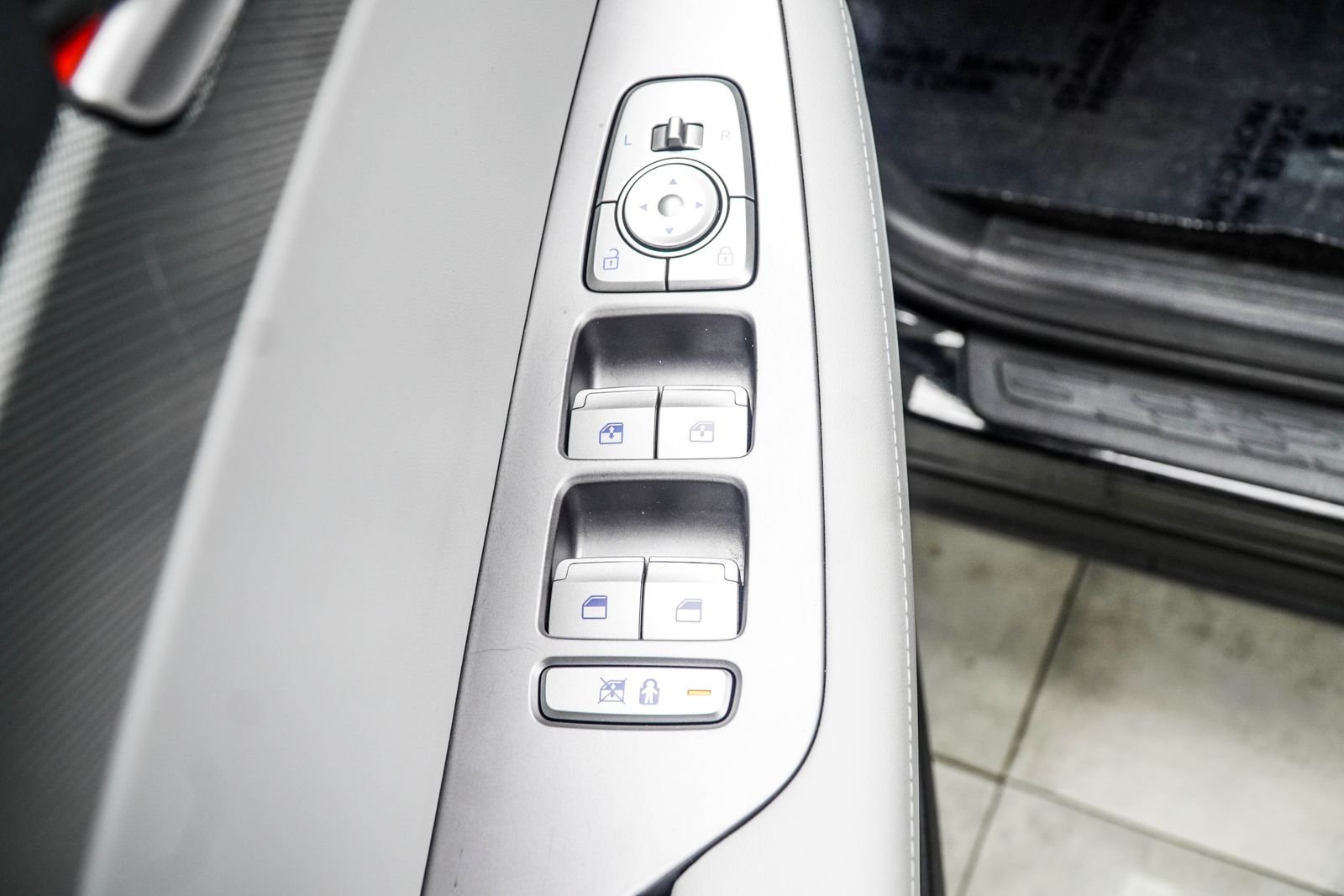 Used 2025 Black Hyundai SEL image 39