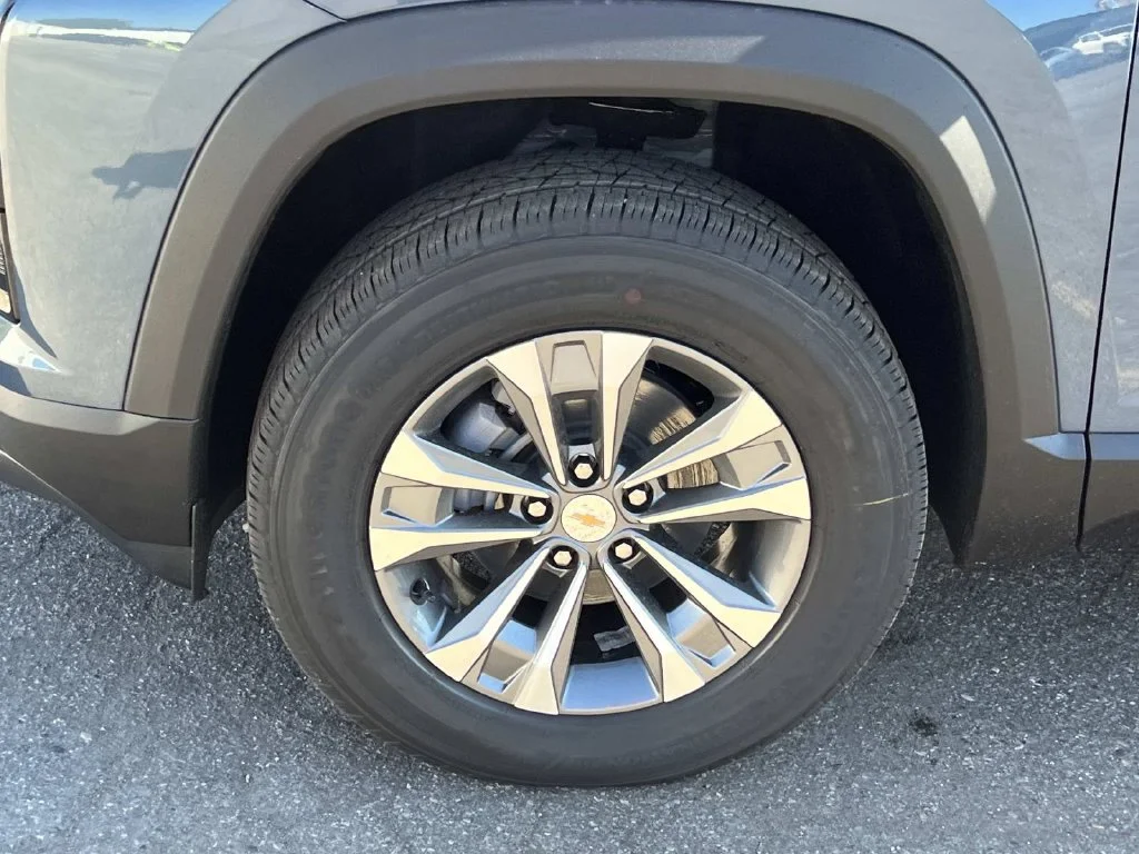 2027 Chevrolet Equinox LT - Photo 8