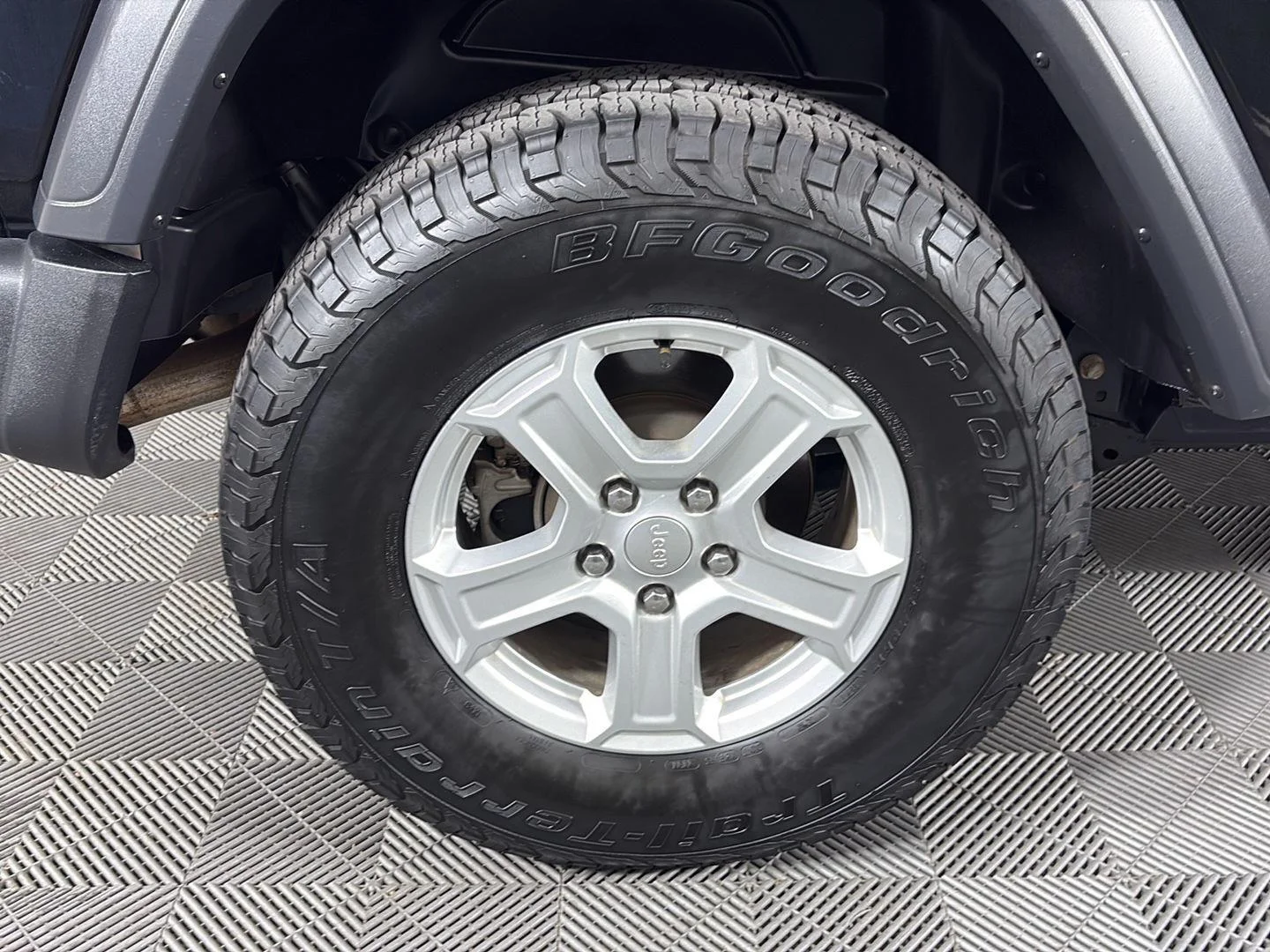 Used 2020 Black Clearcoat Jeep Sport S image 13