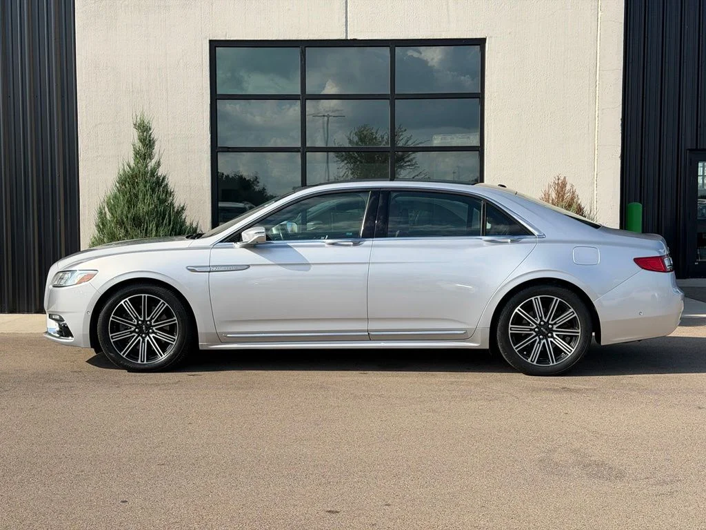 Used 2017 Silver Lincoln Reserve image 2