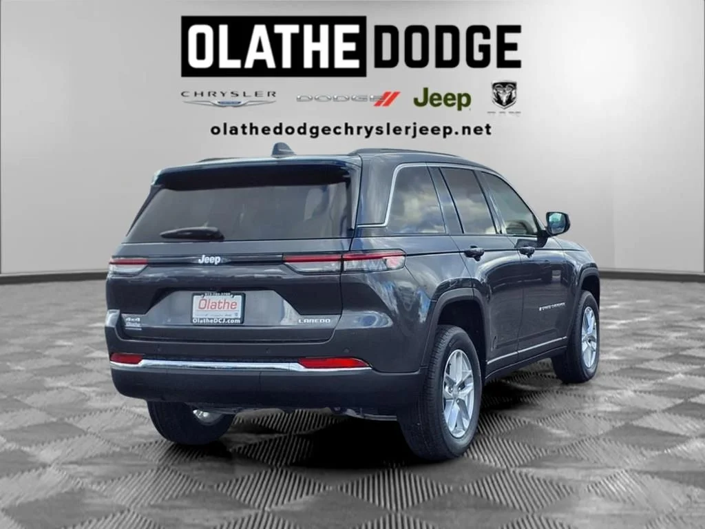 New 2025 Baltic Gray Metallic Clear-Coat Exterior Paint Jeep Laredo image 28