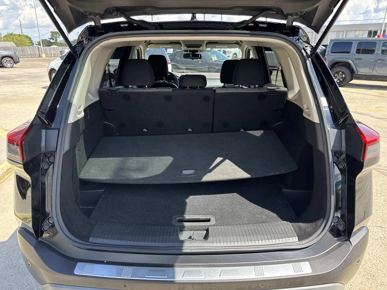 Used 2021 Super Black Nissan SV image 8
