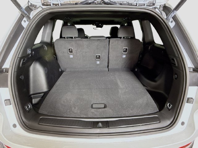 New 2026 Bright White Clear-Coat Exterior Paint Jeep Laredo X image 24
