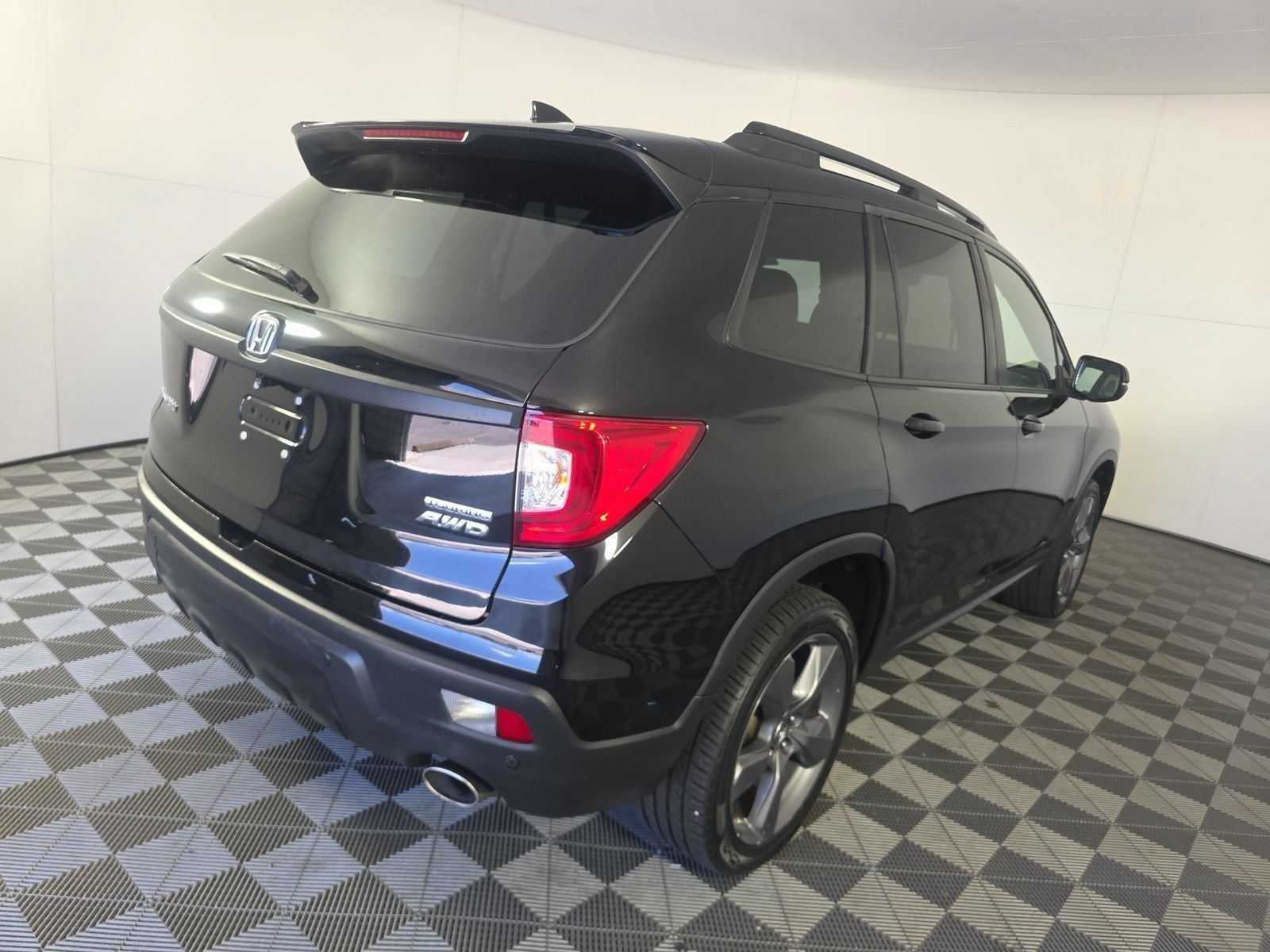 Used 2019 Crystal Black Pearl Honda Touring image 4