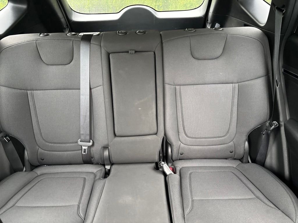 Used 2023 White Hyundai SE image 13