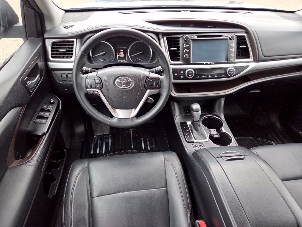 Used 2016 Blue Toyota XLE V6 image 17