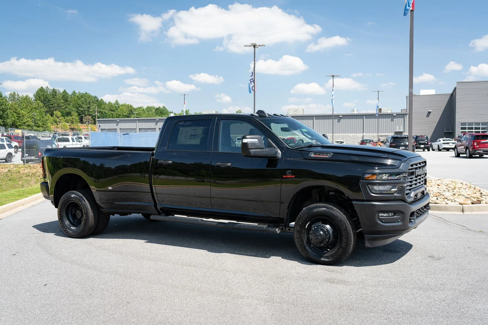 New 2026 Diamond Black Crystal Pearl-Coat Exterior Paint RAM Tradesman image 12