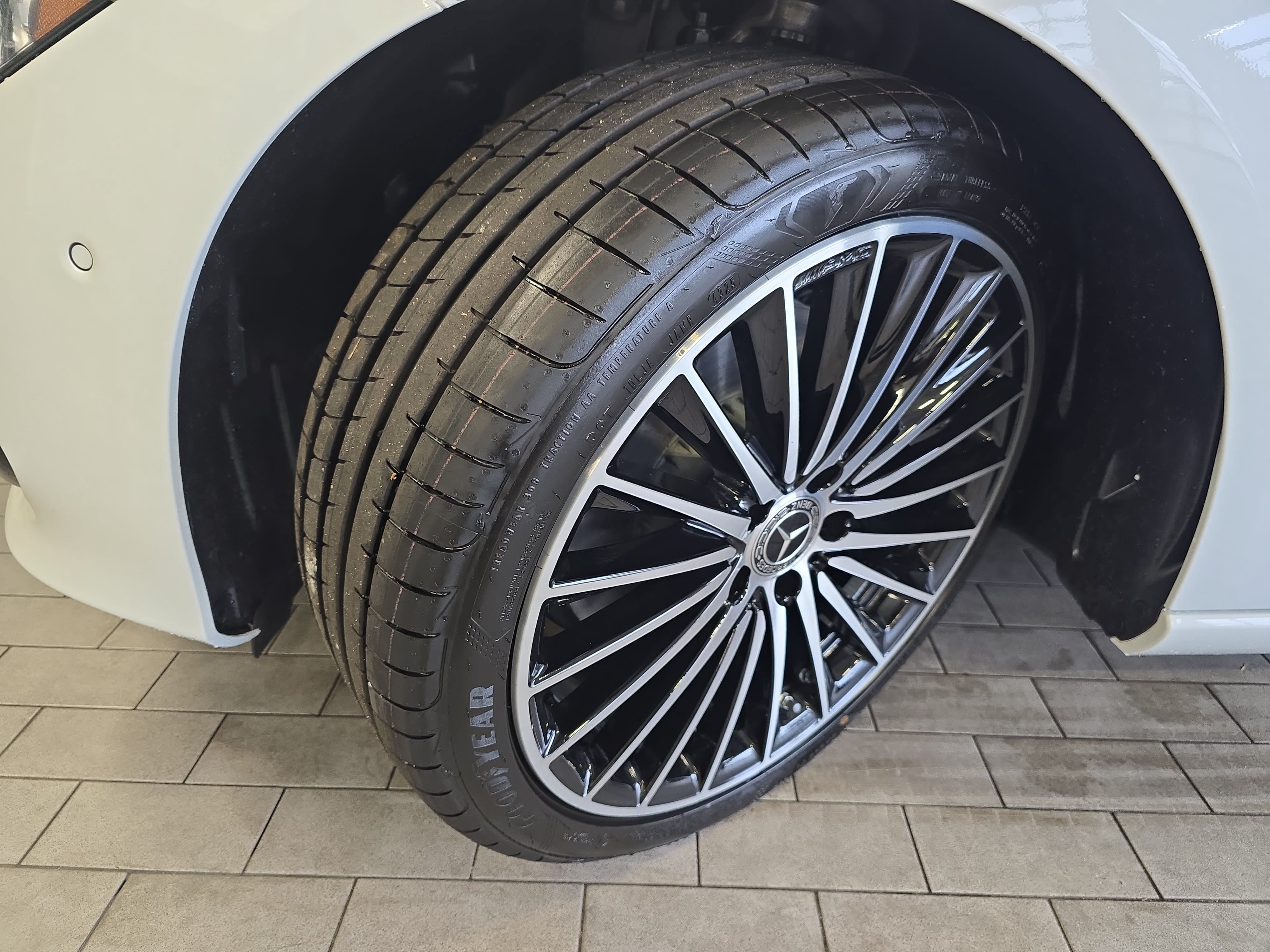 New 2026 MANUFAKTUR Moonlight White Metallic Mercedes-Benz C300 image 35