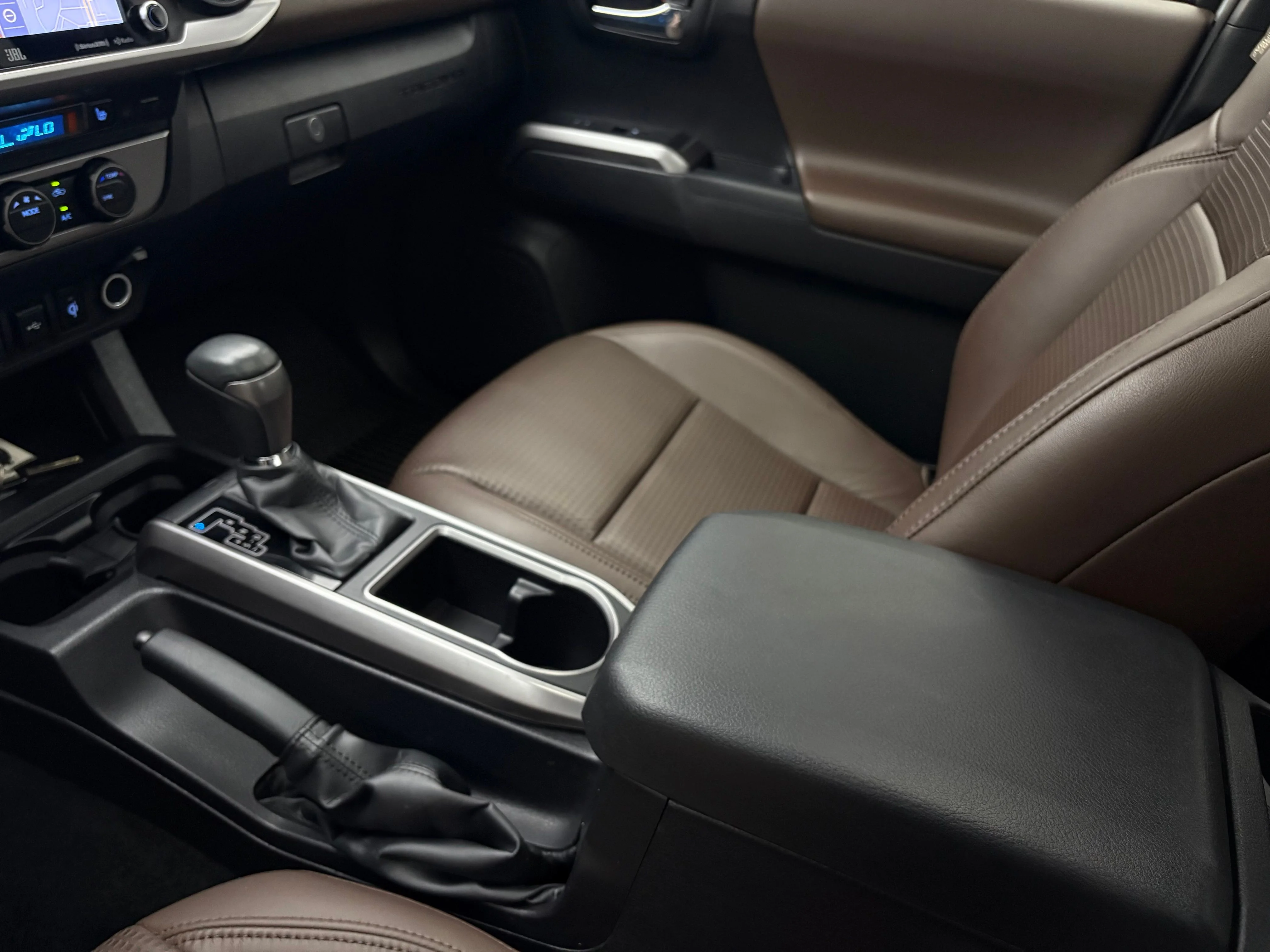 Used 2023 Ice Toyota Limited image 29