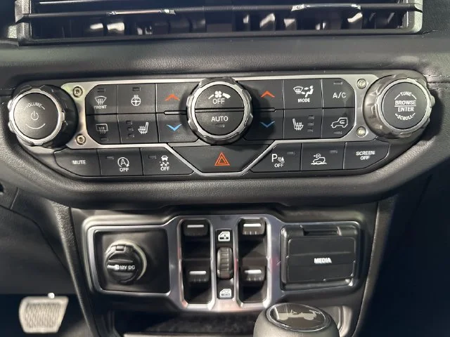 New 2026 Hydro Blue Pearl-Coat Exterior Paint Jeep Sahara image 17
